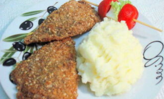 Puneți tilapia prăjită în aluat într-o tigaie pe farfurii porționate și serviți cu o garnitură și legume. Poftă bună!