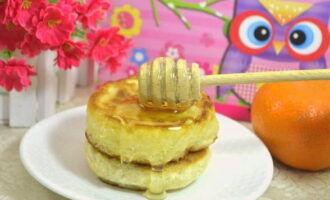 Clătitele de drojdie de post sunt gata. Serviți cu dulceață suplimentară, miere sau alte delicii.