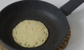 Hetta upp stekpannan. Jag tar den med non-stick beläggning. Häll degen i mitten och grädda på medelvärme.
