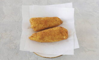 Painitin muna ang pugon. Init ang mantika sa isang malalim na kasirola at iprito ang mga cutlet sa mataas na temperatura hanggang sa ginintuang kayumanggi.Ilagay ang mga browned cutlet sa mga tuwalya ng papel upang alisin ang labis na mantika, pagkatapos ay ilagay sa oven sa loob ng 15 minuto.
