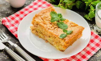 El pastís de quaresma amb pomes al forn està llest. Tallar a porcions i servir.