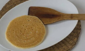 Det finns ingen anledning att vända pannkakorna. Marockanska pannkakor steks endast på ena sidan. När det bildas hål och degen är helt gräddad, ta bort pannkakan och lägg på en plåt.