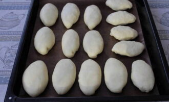 Til de randen van de tortilla op en sluit ze goed af. Leg de stukken op een bakplaat, met de naden naar beneden. Om te voorkomen dat de gebakken goederen verbranden, bedek de bakplaat met perkament. Laat de taarten 20 minuten staan.