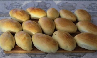 Bak de taarten in een goed verwarmde oven op 240-250 graden gedurende 15-20 minuten. Laat de gebakken goederen iets afkoelen en serveer. Eet smakelijk!