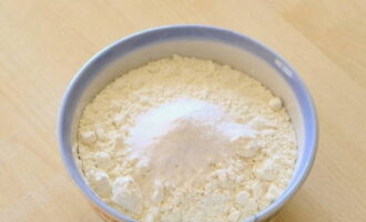 Trong một tô lớn, trộn bột mì đã rây và baking soda.