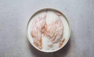 วางเนื้อในชามลึกแล้วเท kefir ลงไป