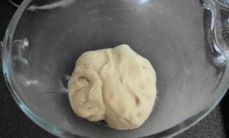 Khi bột đã sẵn sàng và hấp chín, thêm dầu thực vật, muối và bột mì đã rây vào. Nhào thành một khối bột đồng nhất. Nhào khoảng 10 phút cho đến khi bột bắt đầu dính vào tay bạn. Vo bột thành khối tròn, cho vào tô và dùng màng bọc thực phẩm bọc lại.Để nó nổi lên ở nơi ấm áp trong một giờ.