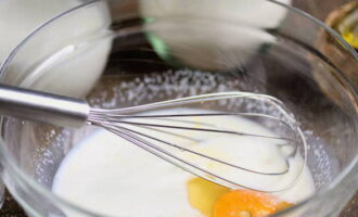Susunod, basagin ang isang malaking itlog ng manok sa isang mangkok, magdagdag ng asukal at isang pakurot ng asin. Talunin ang pinaghalong may isang whisk.