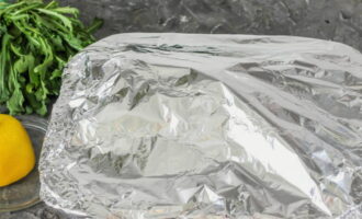 Che phần trên của mẫu bằng asp bằng giấy bạc. Đặt cá vào lò nướng đã làm nóng trước ở nhiệt độ 220 độ. Nướng trong khoảng 40 phút.