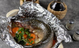 Lägg pelengaskroppen på en grönsaksbädd och pensla med vegetabilisk olja.Vik foliens kanter mot mitten och fäst ihop dem så att det inte blir några små hål. Grädda fisken i ugnen på 190 grader i en halvtimme.