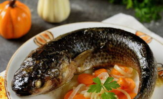 Sedan försiktigt, för att inte bränna dig, vik ut folien och låt pelengas bryna något i 10 minuter. Servera den helbakade fisken tillsammans med grönsakerna som den bakades med i folie. Smaklig måltid!