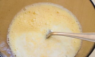 Tiếp theo, đổ kefir vào và trộn đều lượng chứa trong bát.