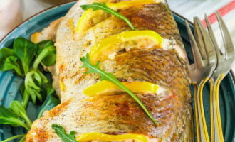 Đặt cá nướng lên đĩa, trang trí với rau thơm tươi và dùng nóng. Chúc ngon miệng!