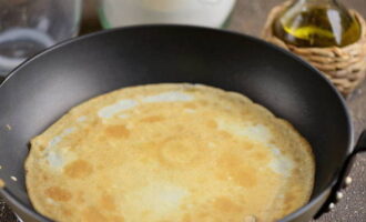 Ilagay ang pancake maker sa apoy at painitin ito. Bago lutuin ang unang pancake, grasa ang ilalim ng langis ng gulay. Ibuhos ang isang maliit na semolina dough at ikalat ito sa buong ibabaw. Iprito ang bawat pancake sa loob ng 30 segundo sa bawat panig.