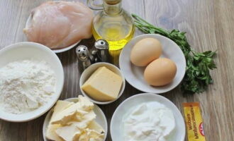 Kycklingpaj i ugnen går snabbt och enkelt att tillaga. Förbered dina ingredienser.