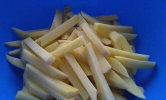 Peleu les patates, renteu-les i talleu-les a tires. Després, assequeu l'ingredient amb tovalloles de paper.