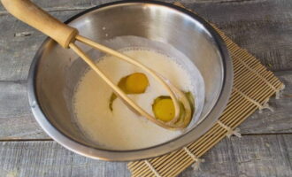 Đổ sữa nướng lên men ở nhiệt độ phòng vào một cái bát sâu lòng. Đập trứng gà vào đây và thêm muối. Trộn tất cả mọi thứ bằng máy đánh trứng.