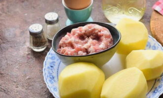 Potatispannkakor i ugnen tillagas snabbt och välsmakande. Samla ihop ingredienserna till en läcker godbit. Tvätta potatisen noggrant och ta bort skalet.