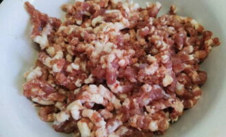 Ilipat ang pre-thawed minced meat sa isang malalim na mangkok. Pumili ng isang lalagyan kung saan ito ay magiging maginhawa upang paghaluin ang mga produkto.