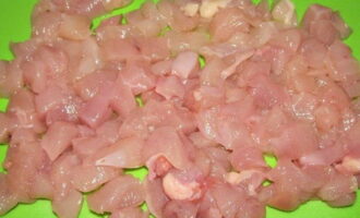Ihanda natin ang chicken fillet. Dapat itong hugasan sa ilalim ng tubig, tuyo at gupitin sa maliliit na cubes. Ito ay maginhawa upang gawin ito sa bahagyang frozen na karne.