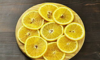 Ang orange pie ay napakadaling ihanda. Hugasan namin ng mabuti ang dalawang dalandan at pinutol ang mga ito sa manipis na hiwa. Alisin ang lahat ng mga buto.