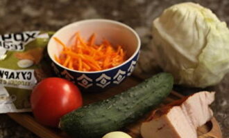 Låt oss förbereda de nödvändiga produkterna från listan. Vi förtvättar och torkar grönsakerna. Mät upp den nödvändiga mängden koreanska morötter.