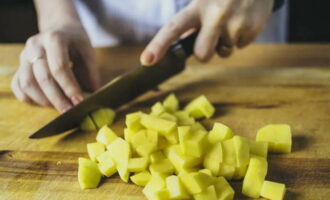 Gọt vỏ khoai tây, rửa sạch và cắt thành khối.