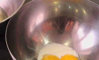 Separera först äggulorna från vitan med någon lämplig metod. Kombinera äggulorna med en matsked grädde och salt efter smak.