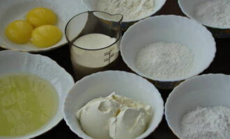 Să pregătim ingredientele necesare. Separați cu grijă gălbenușurile de albușuri. Împărțiți zahărul pudră în două părți - 25 de grame și 50 de grame.