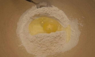 Låt oss först förbereda degen. Sikta mjöl i en djup skål.Bryt ett kycklingägg i det och häll i vatten, tidigare blandat med salt.