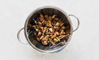 Cơm với hải sản rất dễ chế biến. Đầu tiên rã đông trai. Để làm điều này, chúng có thể được đặt trên một cái sàng. Đặt rây đã đổ đầy lên tô, dùng màng bọc thực phẩm bọc lại và cho vào tủ lạnh.
