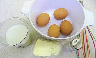 Pregătiți imediat, după proporțiile rețetei, un set simplu de ingrediente.