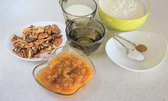 Această plăcintă dulce rapidă este foarte ușor de preparat. Măsurați ingredientele pentru plăcintă în funcție de proporțiile rețetei.