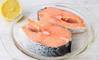 Lax i en stekpanna tillagas snabbt och gott. Lägg bitar av röd fisk på en tallrik och strö över syrlig citrusjuice.