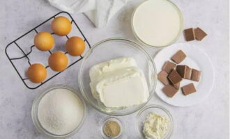 Innan vi påbörjar processen beväpnar vi oss med köksgramvågar och väger upp alla ingredienser.