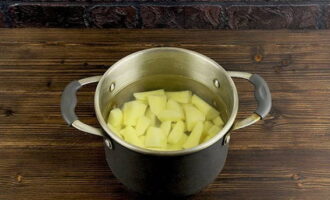 Vi tar bort skalen från potatisknölarna, sköljer dem under rinnande vatten och skär dem i medelstora bitar, tillsätt vatten och koka i ungefär en halvtimme efter kokning tills de är mjuka.