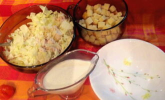 Salta salladen och blanda den. Lägg upp salladen på serveringsfat och toppa med krutonger.