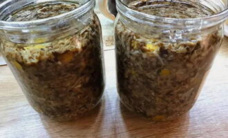 Rentar i esterilitzar els pots amb el mètode habitual. Per als pots petits, utilitzeu un microones. Esterilitzo al vapor o al forn. Ompliu recipients de vidre nets amb l'aperitiu bullint. Bullir les tapes i apretar els trossos.