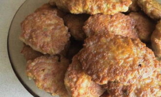 Iprito ang lahat ng mga cutlet. Pahiran ang labis na mantika gamit ang mga napkin.