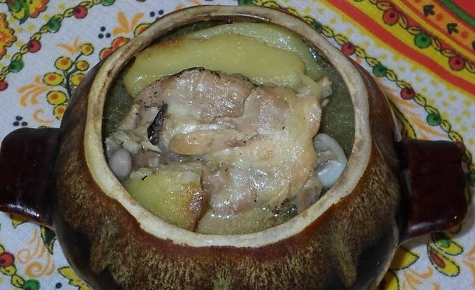 Pui cu cartofi la oale la cuptor