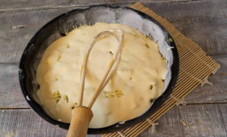 Đổ đầy phần thứ hai của bột vào nhân.