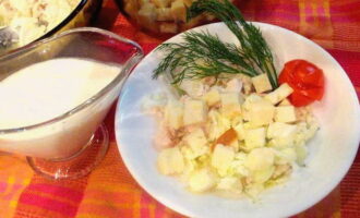 PP Caesarsallad med kyckling är klar. Servera med en läcker sås och prova det snart! 