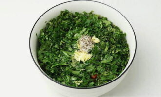 Rắc salad với muối và hạt tiêu đen, nước cốt chanh và dầu ô liu cho phù hợp với khẩu vị của bạn.