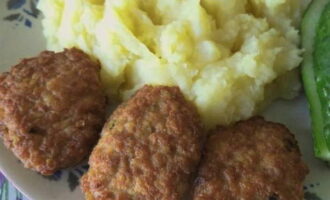 Kinukumpleto namin ang mga makatas na cutlet na may isang side dish. Mayroon akong mashed patatas. Ihain para sa tanghalian at magsimulang kumain. Bon appetit!