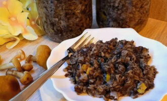 Prefereixo pots petits giratoris. Aquest pot sembla presentable i es pot regalar als amics. Refredar els pots. Quan les costures s'hagin refredat, traslladeu-les a un lloc d'emmagatzematge. Bona gana!