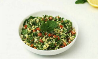 Sau đó trộn tất cả các thành phần bằng thìa. Salad Tabbouleh được chế biến theo công thức cổ điển có thể được phục vụ tại bàn. Chúc ngon miệng!