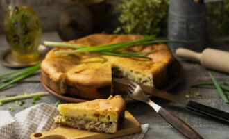 Bánh thạch với cá đóng hộp và khoai tây trong lò đã sẵn sàng. Phục vụ và thưởng thức!