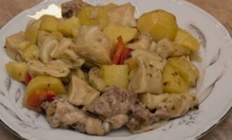 Tysk strudli med kött och potatis är klar. Lägg upp rätten på ett serveringsfat och servera!