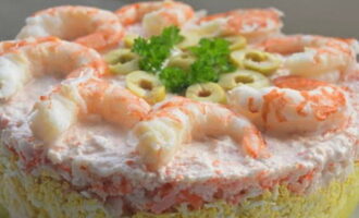 Kunglig sallad med räkor är klar. Servera en läcker och ljus aptitretare till bordet!