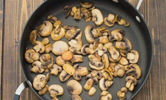 Prăjiți ciupercile pregătite într-o cantitate mică de ulei vegetal până se rumenesc. Adăugați un praf de sare.